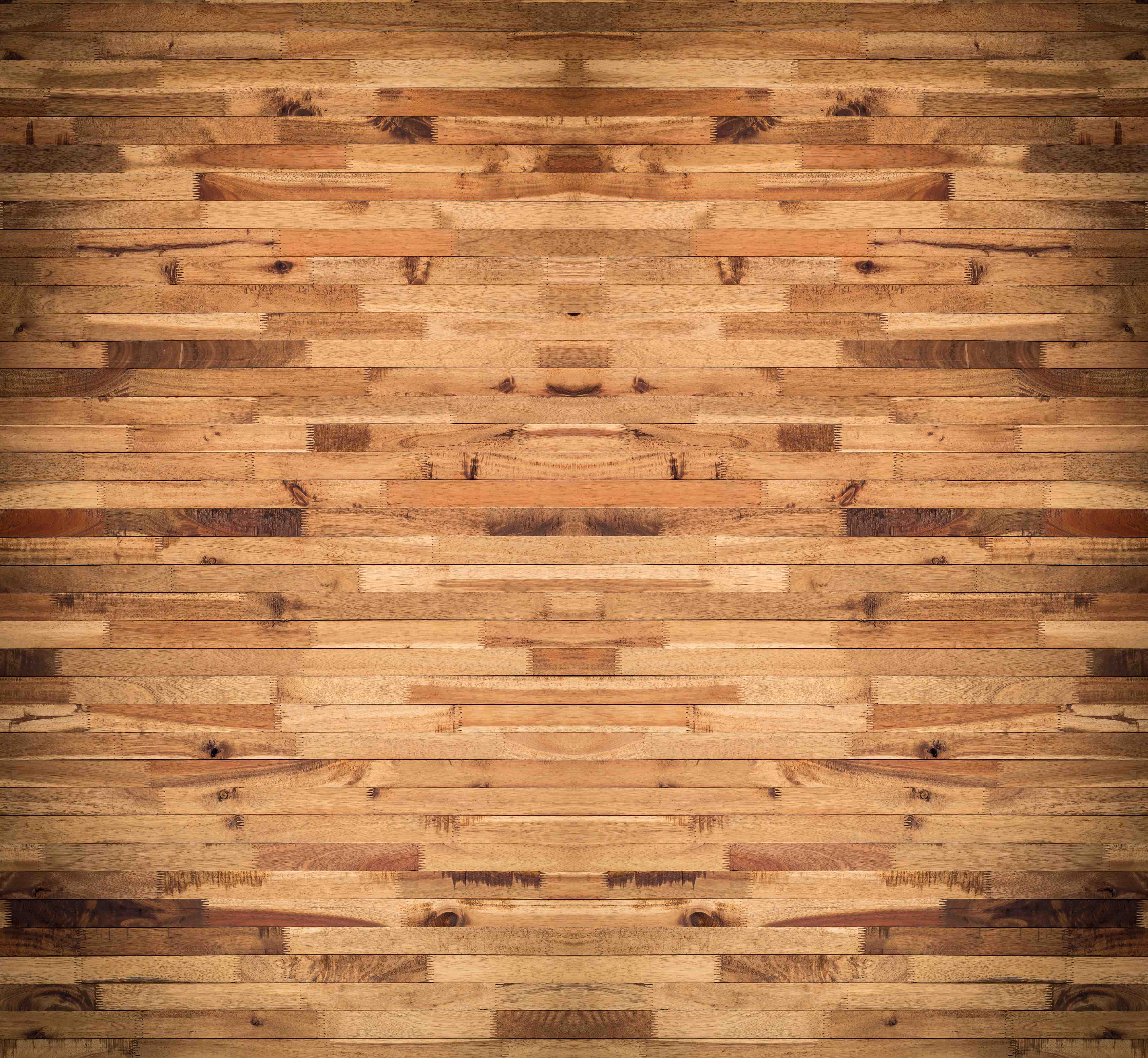 Duschrückwand-Naturholz Wand mit warmen Braun- und Beigetönen