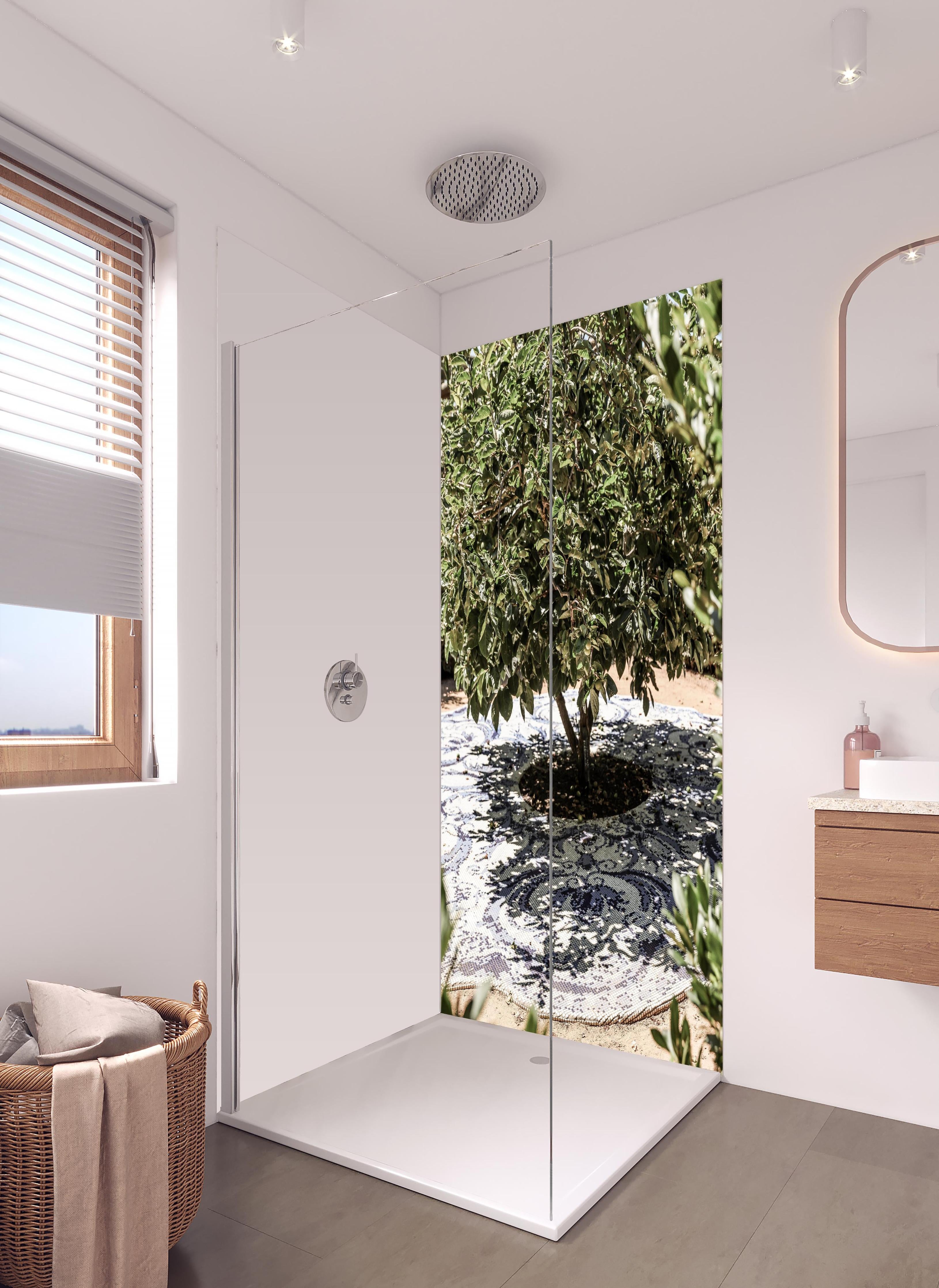 Duschrückwand - Naturmosaik Schatten Baum Sonnenlicht in hellem Badezimmer mit Regenduschkopf  - zweiteilige Eck-Duschrückwand