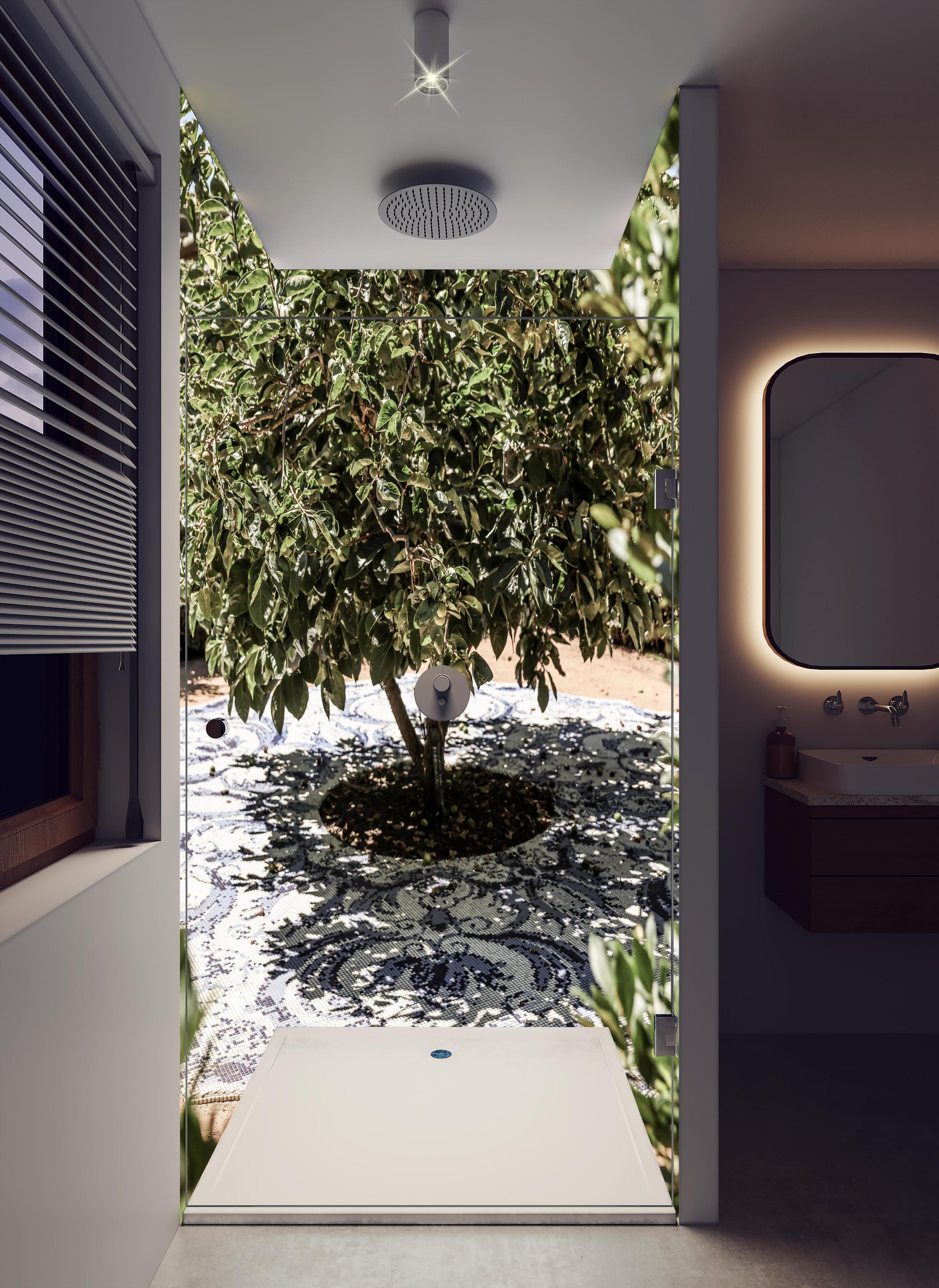 Duschrückwand - Naturmosaik Schatten Baum Sonnenlicht in hellem Badezimmer mit Regenduschkopf  - zweiteilige Eck-Duschrückwand