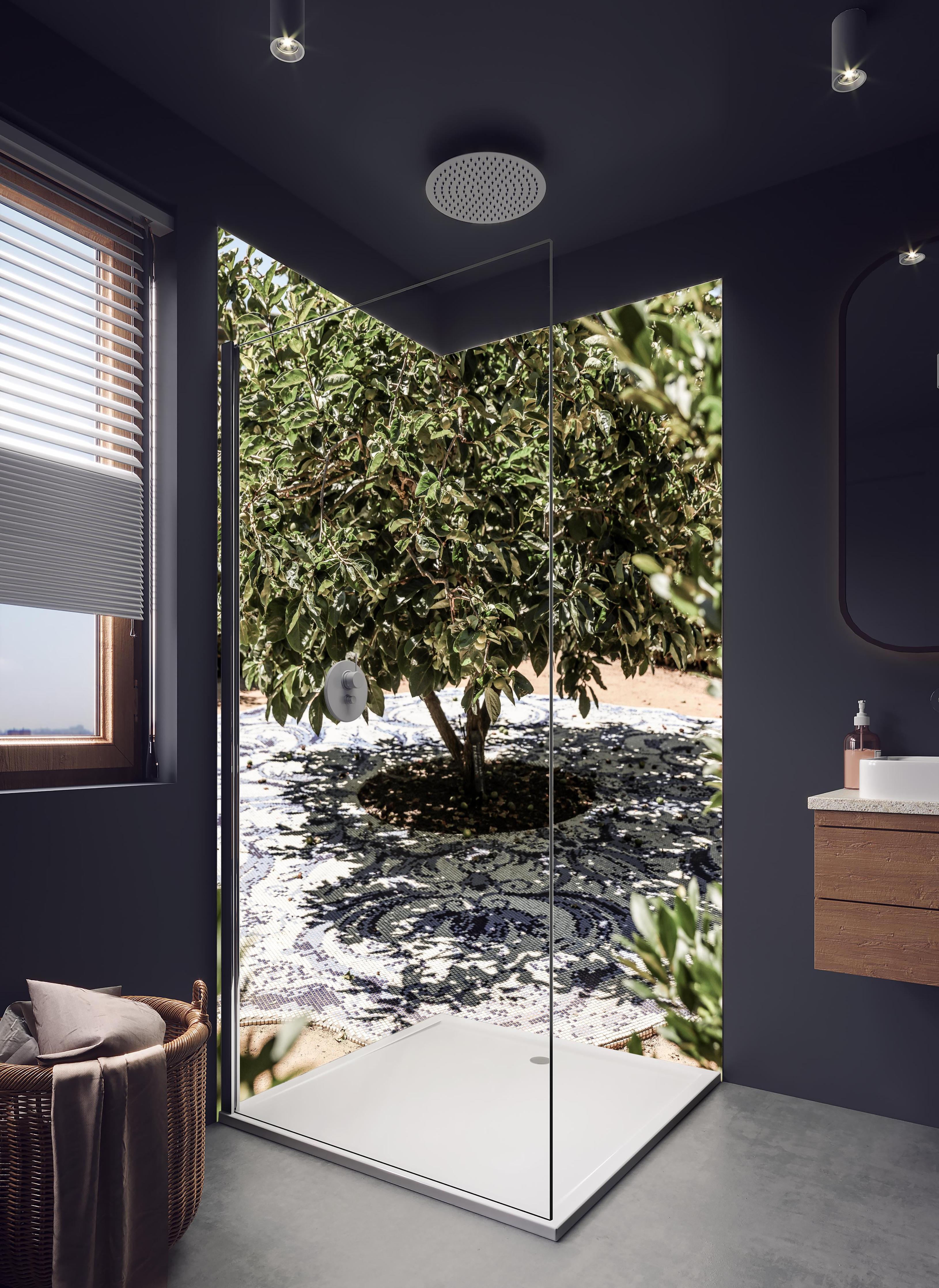 Duschrückwand - Naturmosaik Schatten Baum Sonnenlicht in hellem Badezimmer mit Regenduschkopf  - zweiteilige Eck-Duschrückwand