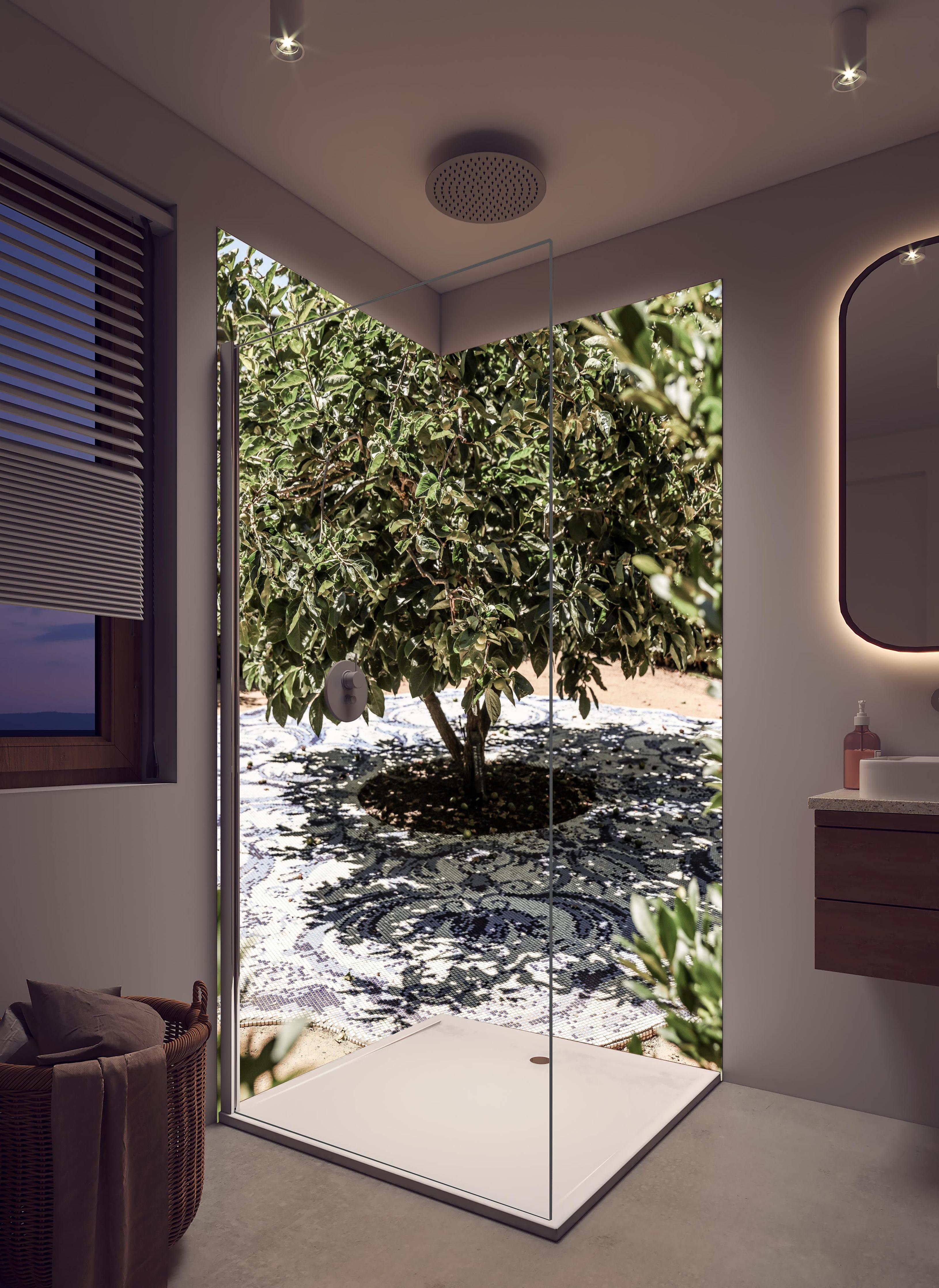 Duschrückwand - Naturmosaik Schatten Baum Sonnenlicht in hellem Badezimmer mit Regenduschkopf  - zweiteilige Eck-Duschrückwand
