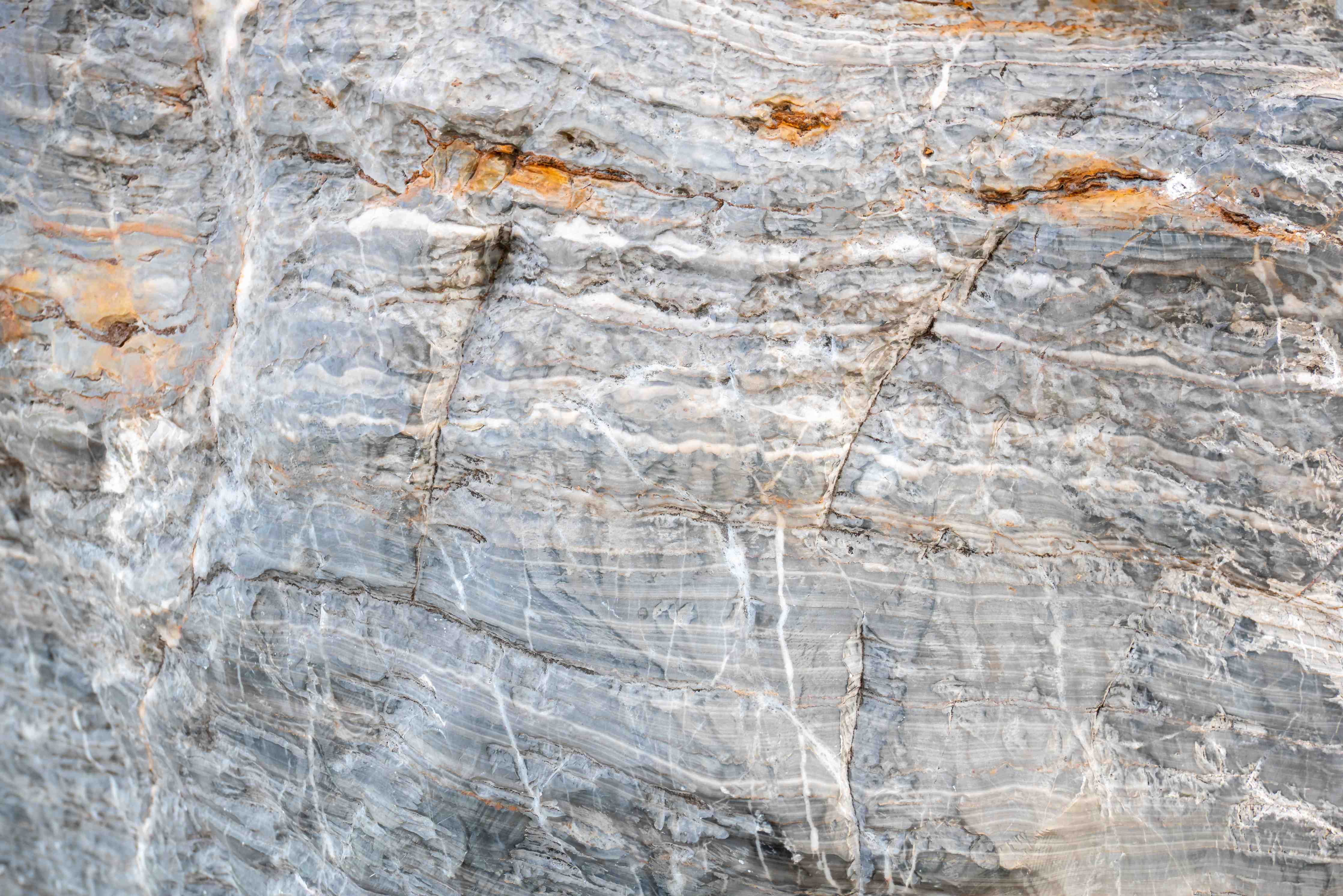 Duschrückwand-Natursteinmuster in Grau mit Orange-Akzenten