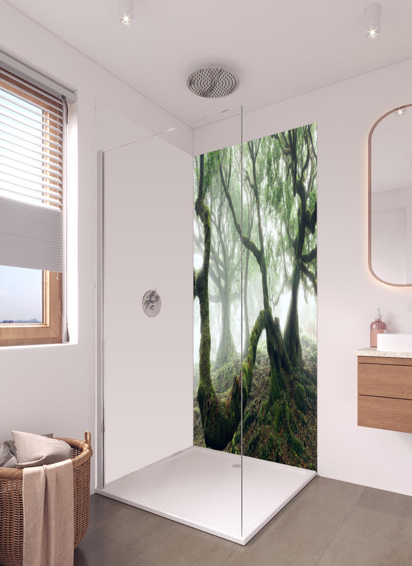 Duschrückwand - Nebeliger, mystischer Wald in hellem Badezimmer mit Regenduschkopf  - zweiteilige Eck-Duschrückwand