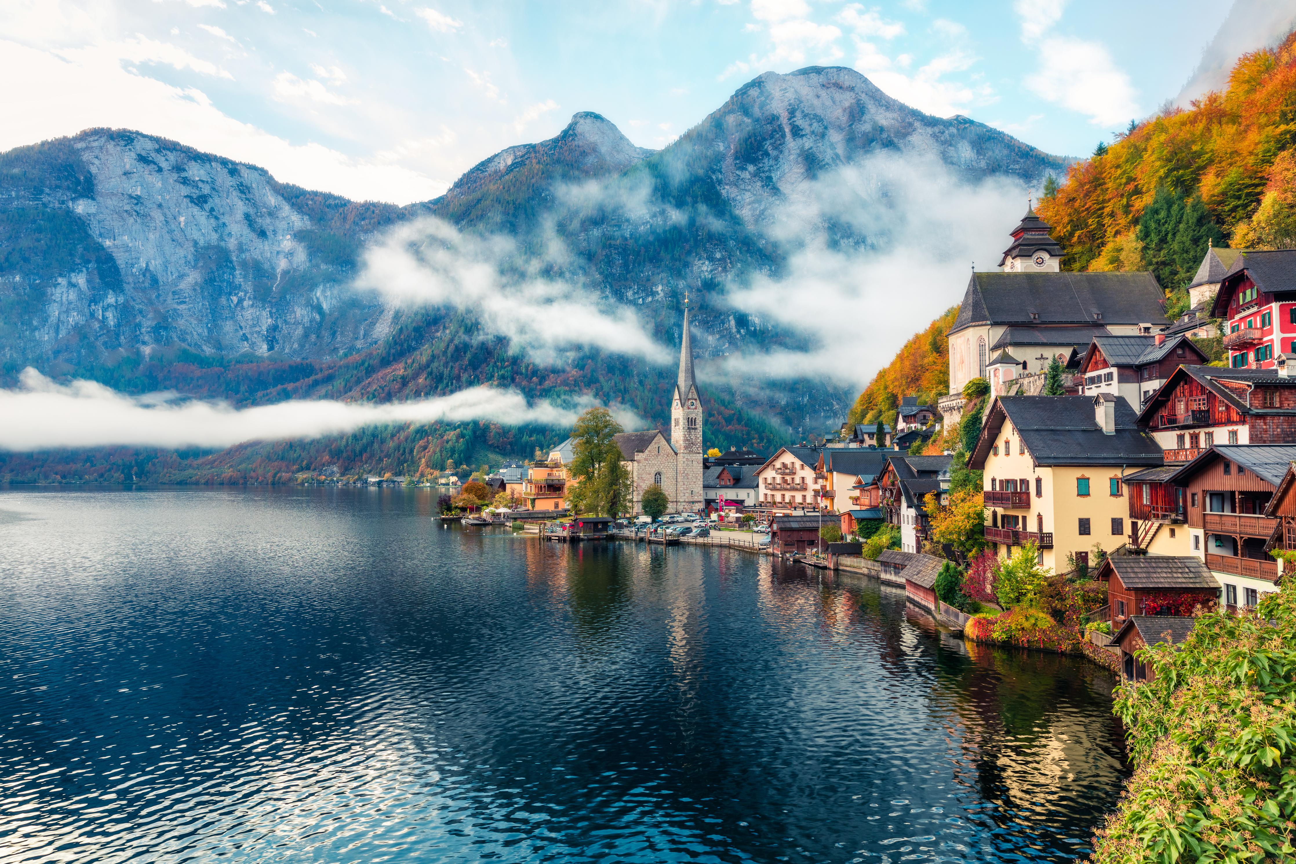 Duschrückwand-Neblige Herbstszene am Hallstätter See