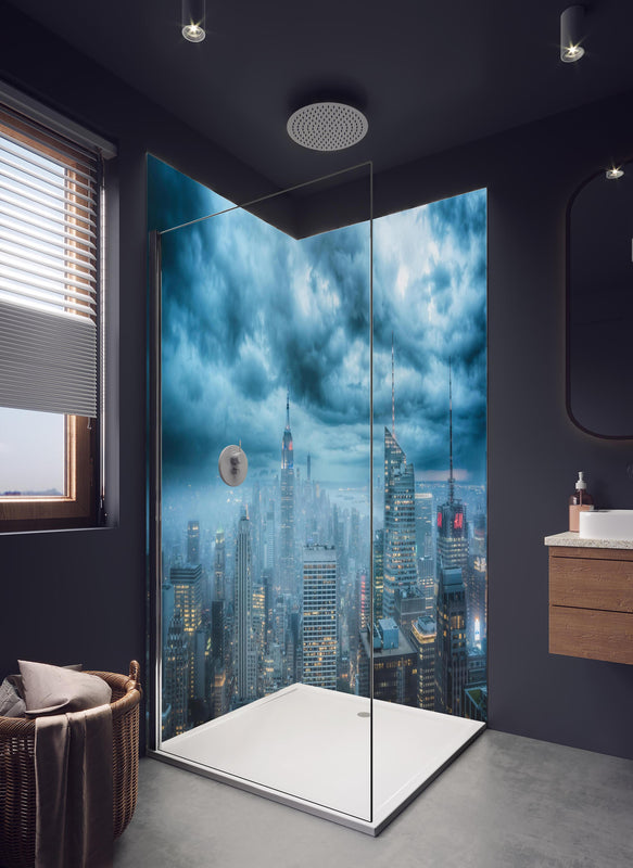 Duschrückwand - New York Skyline in hellem Badezimmer mit Regenduschkopf  - zweiteilige Eck-Duschrückwand