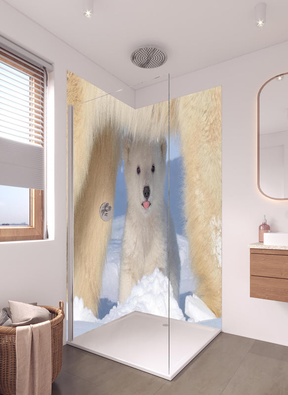 Duschrückwand - Niedliches Jungtier - Eisbär in hellem Badezimmer mit Regenduschkopf  - zweiteilige Eck-Duschrückwand