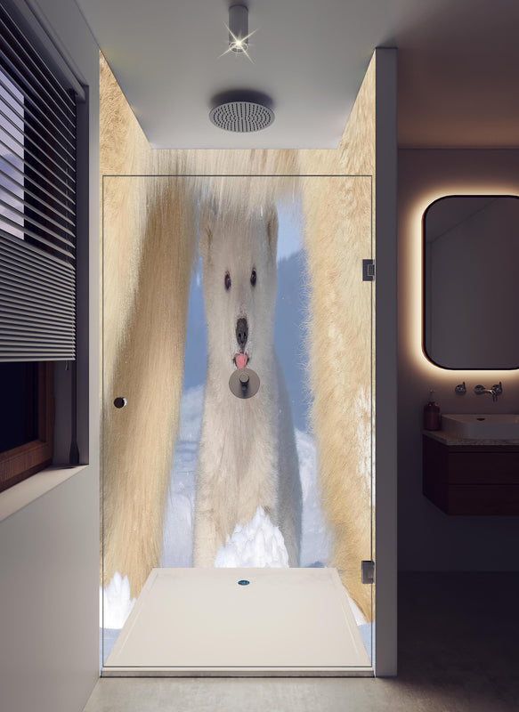 Duschrückwand - Niedliches Jungtier - Eisbär in hellem Badezimmer mit Regenduschkopf  - zweiteilige Eck-Duschrückwand