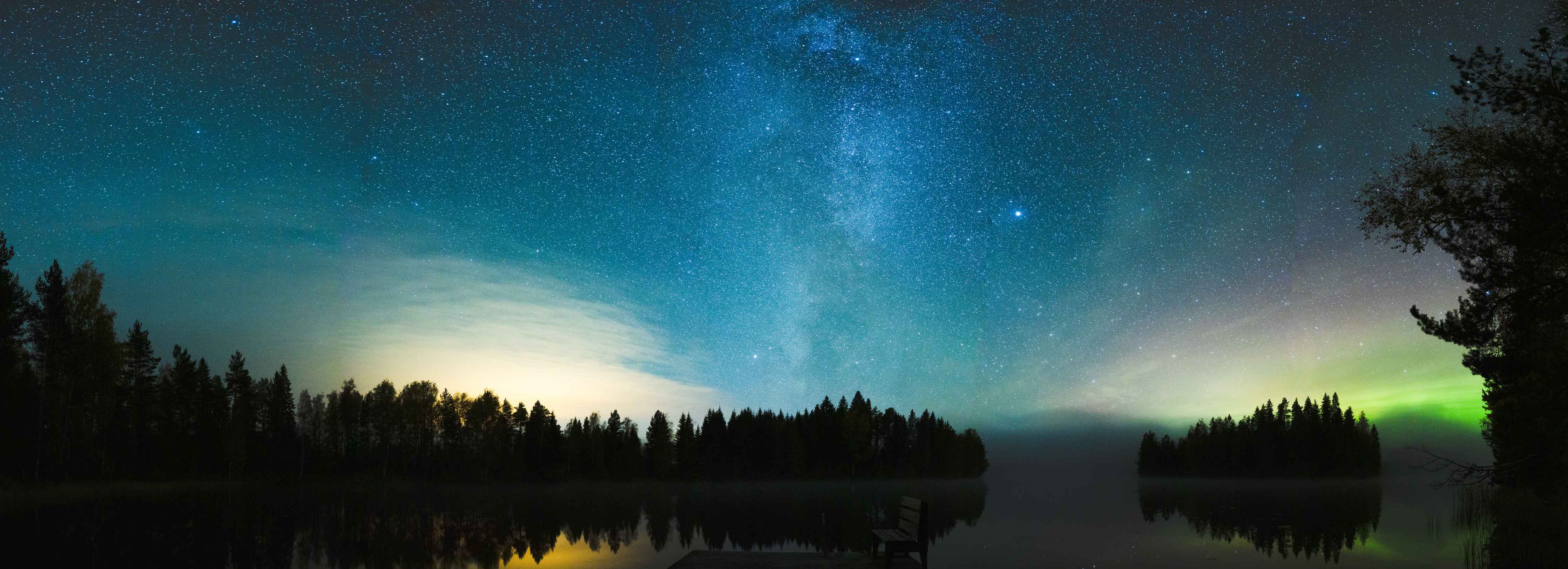 Duschrückwand-Nordlichter über ruhigem See bei Nacht