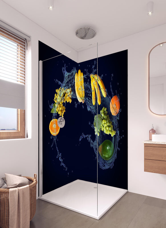 Duschrückwand - Obstsorten mit blauen Wasserspritzern in hellem Badezimmer mit Regenduschkopf  - zweiteilige Eck-Duschrückwand