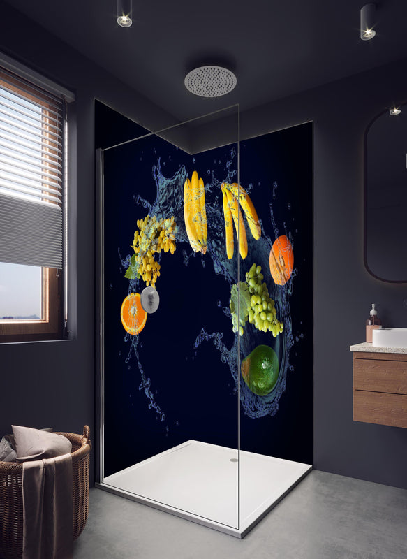 Duschrückwand - Obstsorten mit blauen Wasserspritzern in hellem Badezimmer mit Regenduschkopf  - zweiteilige Eck-Duschrückwand