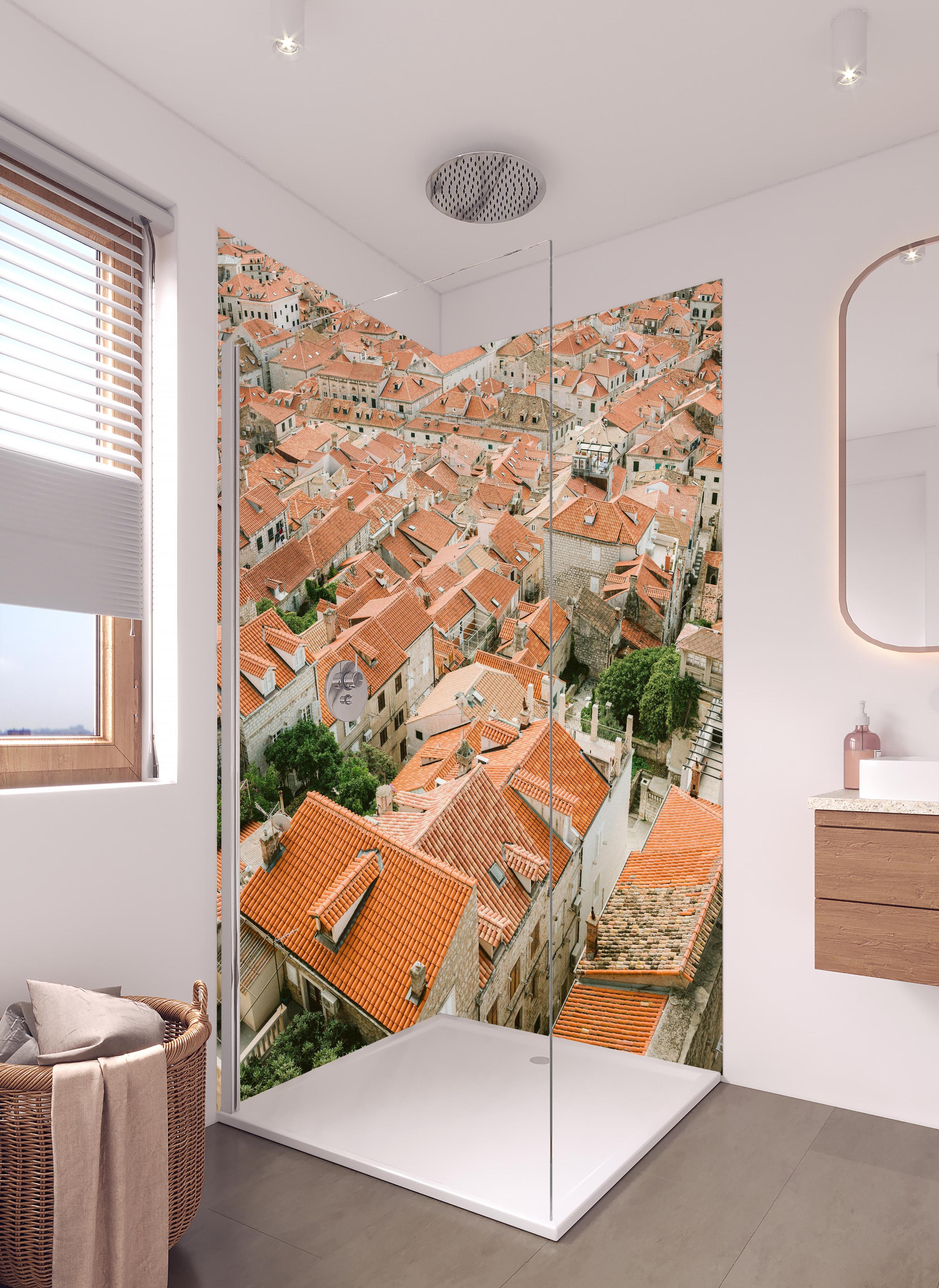 Duschrückwand - Orangefarbene Dächer Altstadt Dubrovnik in hellem Badezimmer mit Regenduschkopf  - zweiteilige Eck-Duschrückwand