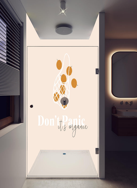 Duschrückwand - Organic Fruits Shopping Beige Inspiration in hellem Badezimmer mit Regenduschkopf  - zweiteilige Eck-Duschrückwand