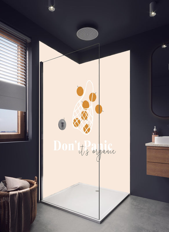 Duschrückwand - Organic Fruits Shopping Beige Inspiration in hellem Badezimmer mit Regenduschkopf  - zweiteilige Eck-Duschrückwand