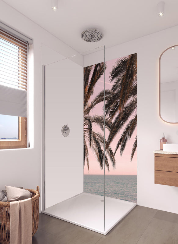 Duschrückwand - Palmen an der Küste in hellem Badezimmer mit Regenduschkopf  - zweiteilige Eck-Duschrückwand