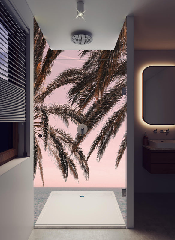 Duschrückwand - Palmen an der Küste in hellem Badezimmer mit Regenduschkopf  - zweiteilige Eck-Duschrückwand