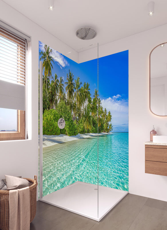 Duschrückwand - Paradiesische Insel in hellem Badezimmer mit Regenduschkopf  - zweiteilige Eck-Duschrückwand