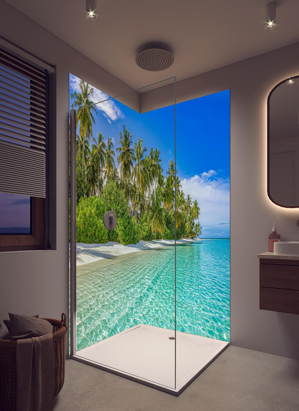 Duschrückwand - Paradiesische Insel in hellem Badezimmer mit Regenduschkopf  - zweiteilige Eck-Duschrückwand