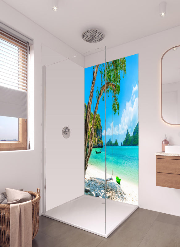 Duschrückwand - Paradiesischer Strand in Thailand in hellem Badezimmer mit Regenduschkopf  - zweiteilige Eck-Duschrückwand