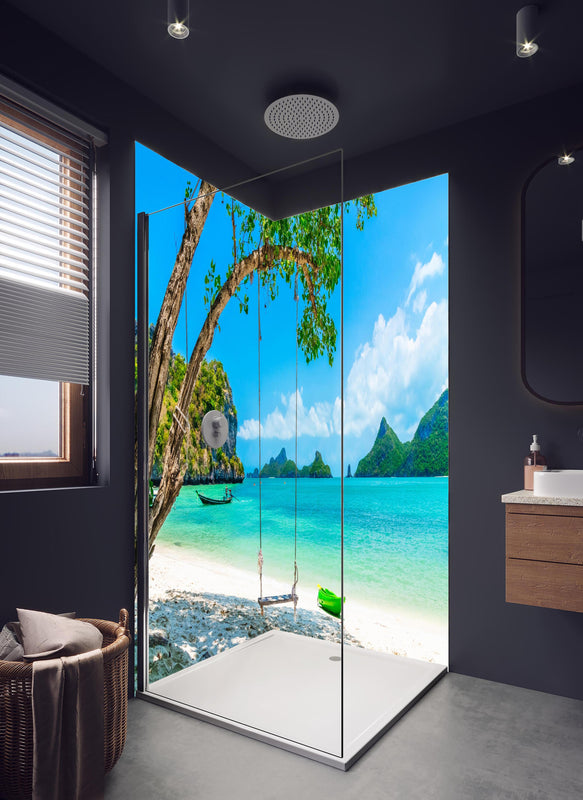 Duschrückwand - Paradiesischer Strand in Thailand in hellem Badezimmer mit Regenduschkopf  - zweiteilige Eck-Duschrückwand