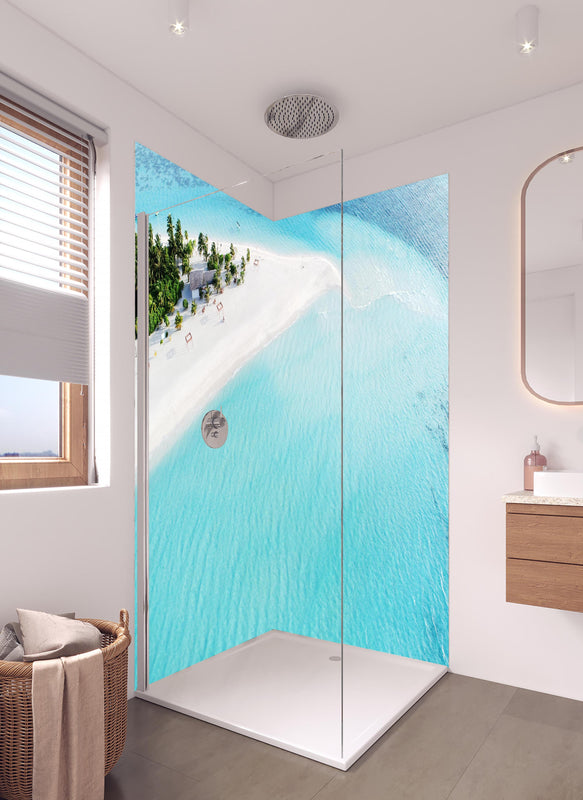 Duschrückwand - Paradiesischer Strand in den Malediven in hellem Badezimmer mit Regenduschkopf  - zweiteilige Eck-Duschrückwand