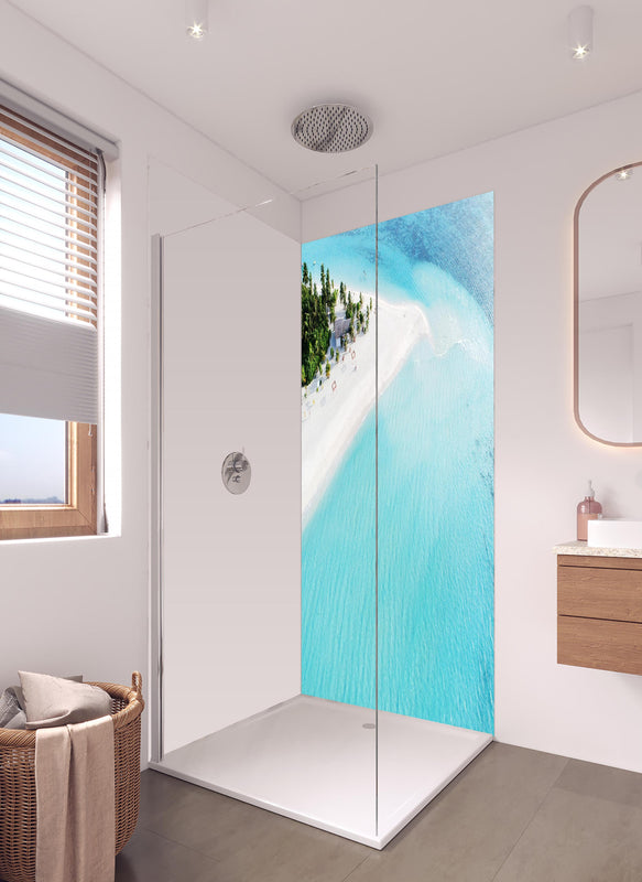 Duschrückwand - Paradiesischer Strand in den Malediven in hellem Badezimmer mit Regenduschkopf  - zweiteilige Eck-Duschrückwand