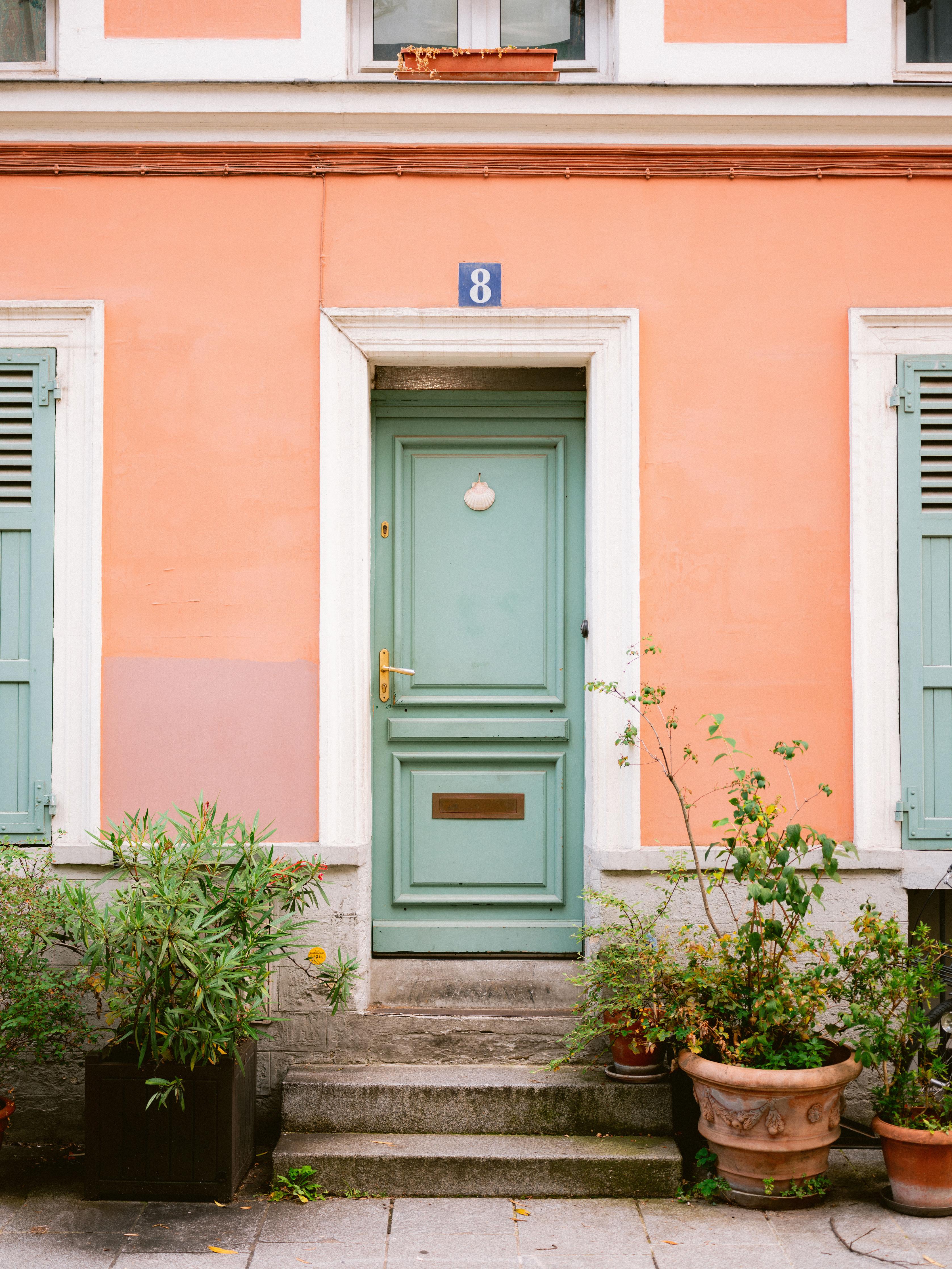 Duschrückwand-Pastellfarbenes Haus mit Tür in Paris