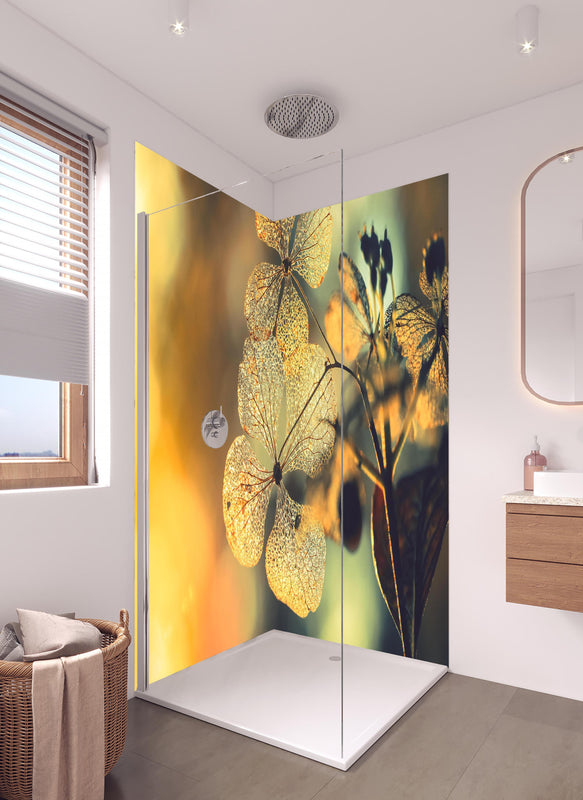 Duschrückwand - Prächtige Hortensienblüten  in hellem Badezimmer mit Regenduschkopf  - zweiteilige Eck-Duschrückwand