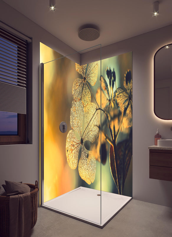 Duschrückwand - Prächtige Hortensienblüten  in hellem Badezimmer mit Regenduschkopf  - zweiteilige Eck-Duschrückwand
