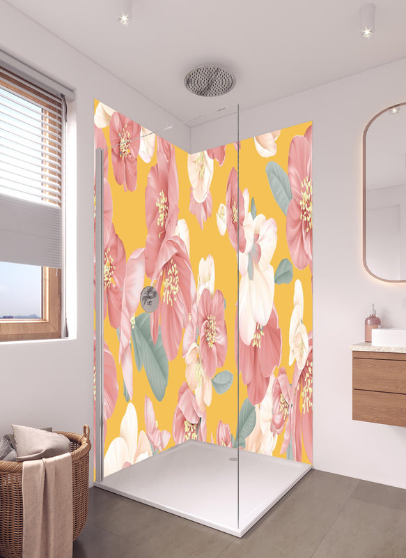 Duschrückwand - Quince Flowers Nahtloses Muster Pastellgelb in hellem Badezimmer mit Regenduschkopf  - zweiteilige Eck-Duschrückwand