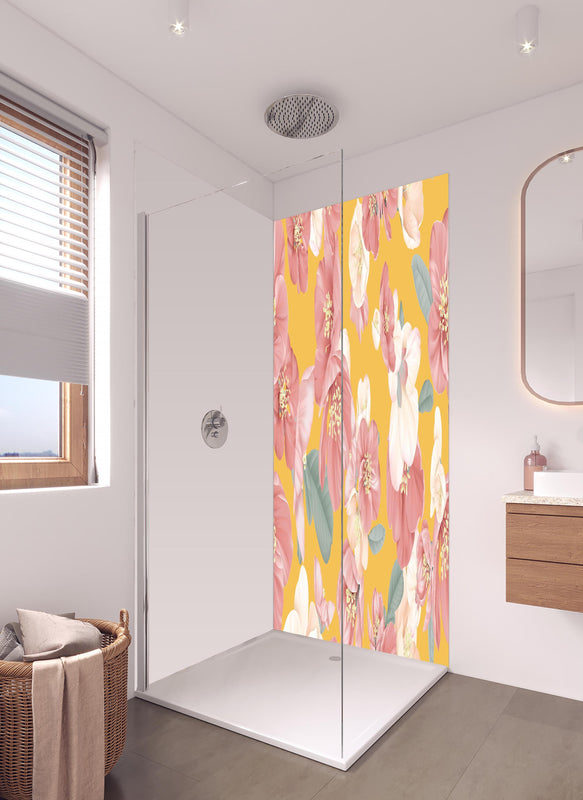 Duschrückwand - Quince Flowers Nahtloses Muster Pastellgelb in hellem Badezimmer mit Regenduschkopf  - zweiteilige Eck-Duschrückwand