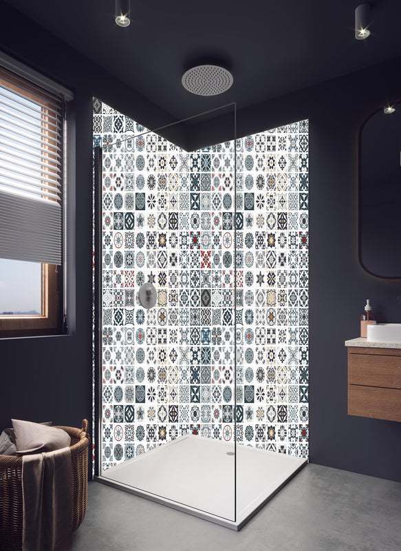 Duschrückwand - Retro Fliesen Design in Grau und Weiß in hellem Badezimmer mit Regenduschkopf  - zweiteilige Eck-Duschrückwand