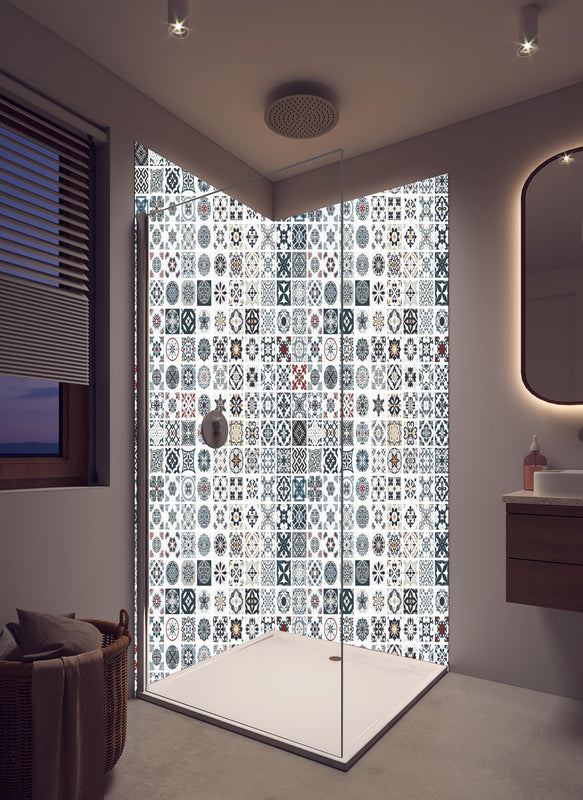 Duschrückwand - Retro Fliesen Design in Grau und Weiß in hellem Badezimmer mit Regenduschkopf  - zweiteilige Eck-Duschrückwand