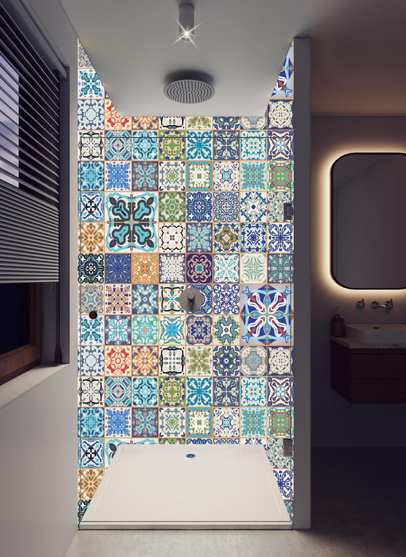 Duschrückwand - Retro Fliesenmuster in lebendigen Farben in hellem Badezimmer mit Regenduschkopf  - zweiteilige Eck-Duschrückwand