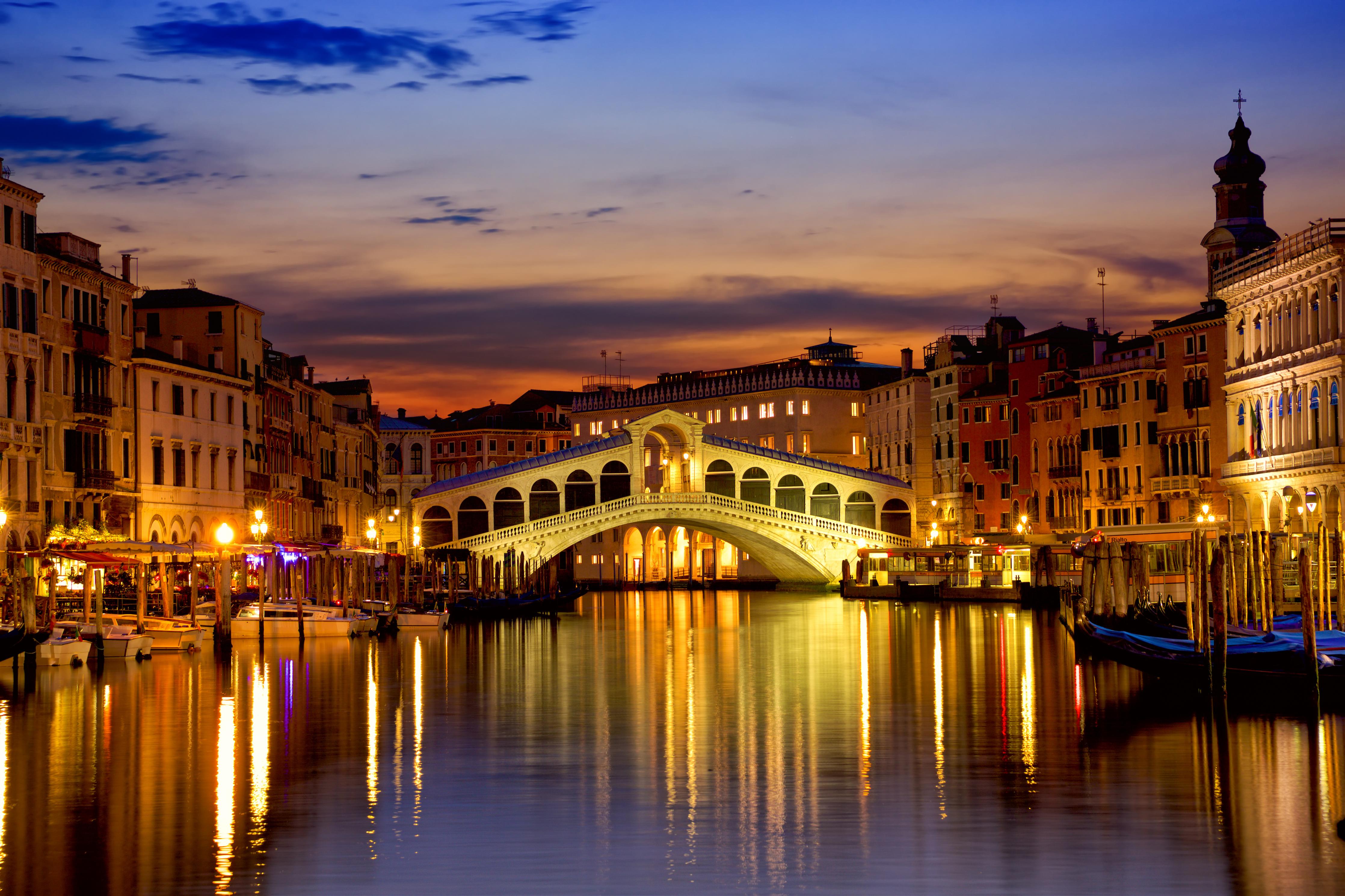 Duschrückwand-Rialtobrücke in Venedig - Dämmerung