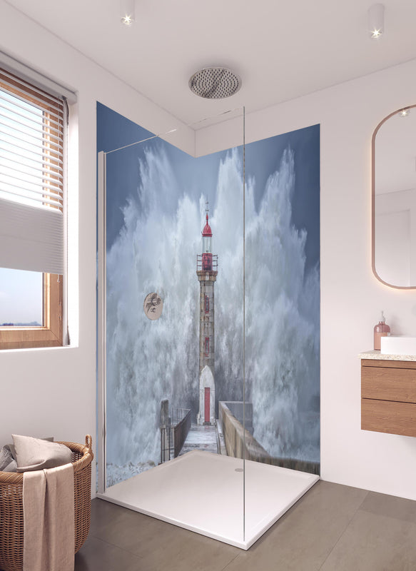 Duschrückwand - Riesenwelle trifft auf Leuchtturn in hellem Badezimmer mit Regenduschkopf  - zweiteilige Eck-Duschrückwand