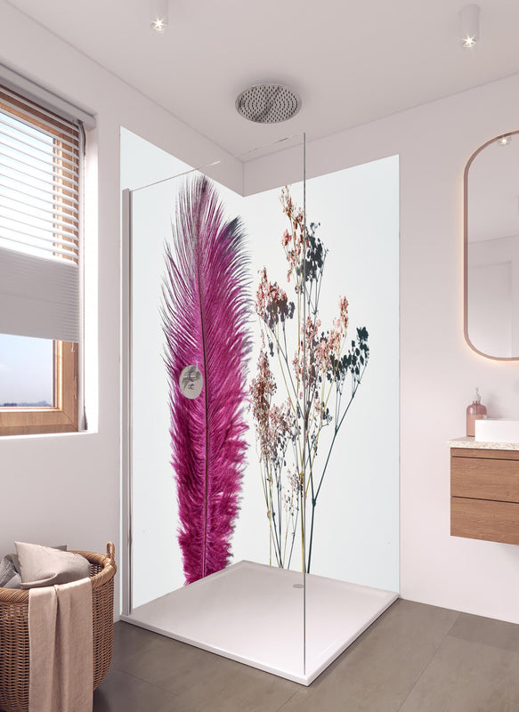 Duschrückwand - Rosa Feder und Trockenblumen  in hellem Badezimmer mit Regenduschkopf  - zweiteilige Eck-Duschrückwand