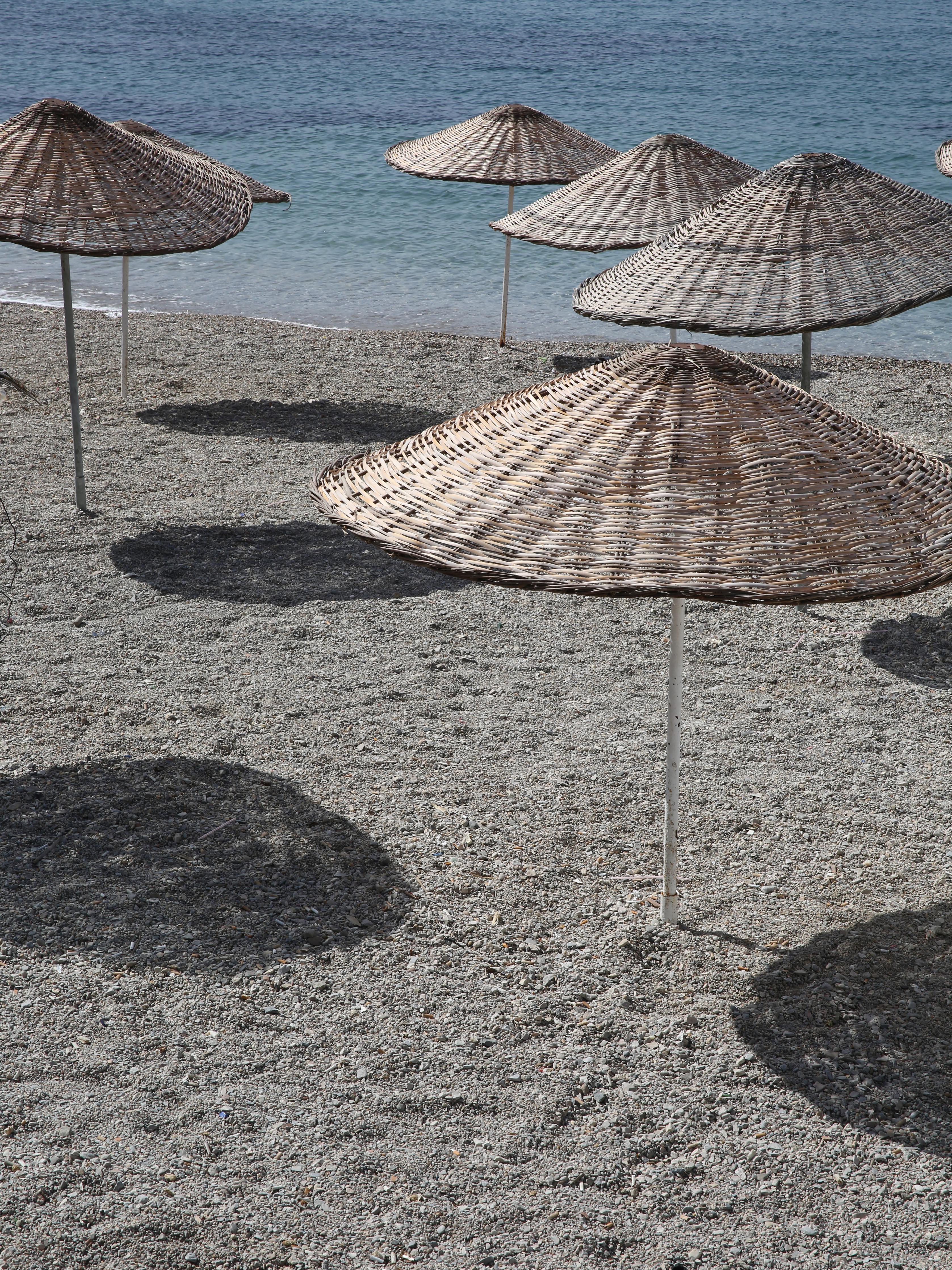 Duschrückwand-Ruhevolle Strandkulisse mit Sonnenschirmen