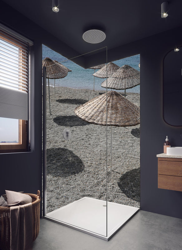 Duschrückwand - Ruhevolle Strandkulisse mit Sonnenschirmen in hellem Badezimmer mit Regenduschkopf  - zweiteilige Eck-Duschrückwand