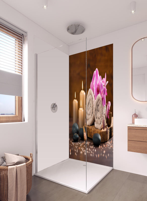 Duschrückwand - Ruhiger Spa- und Wellnessbereich in hellem Badezimmer mit Regenduschkopf  - zweiteilige Eck-Duschrückwand