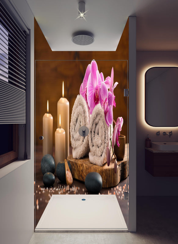 Duschrückwand - Ruhiger Spa- und Wellnessbereich in hellem Badezimmer mit Regenduschkopf  - zweiteilige Eck-Duschrückwand