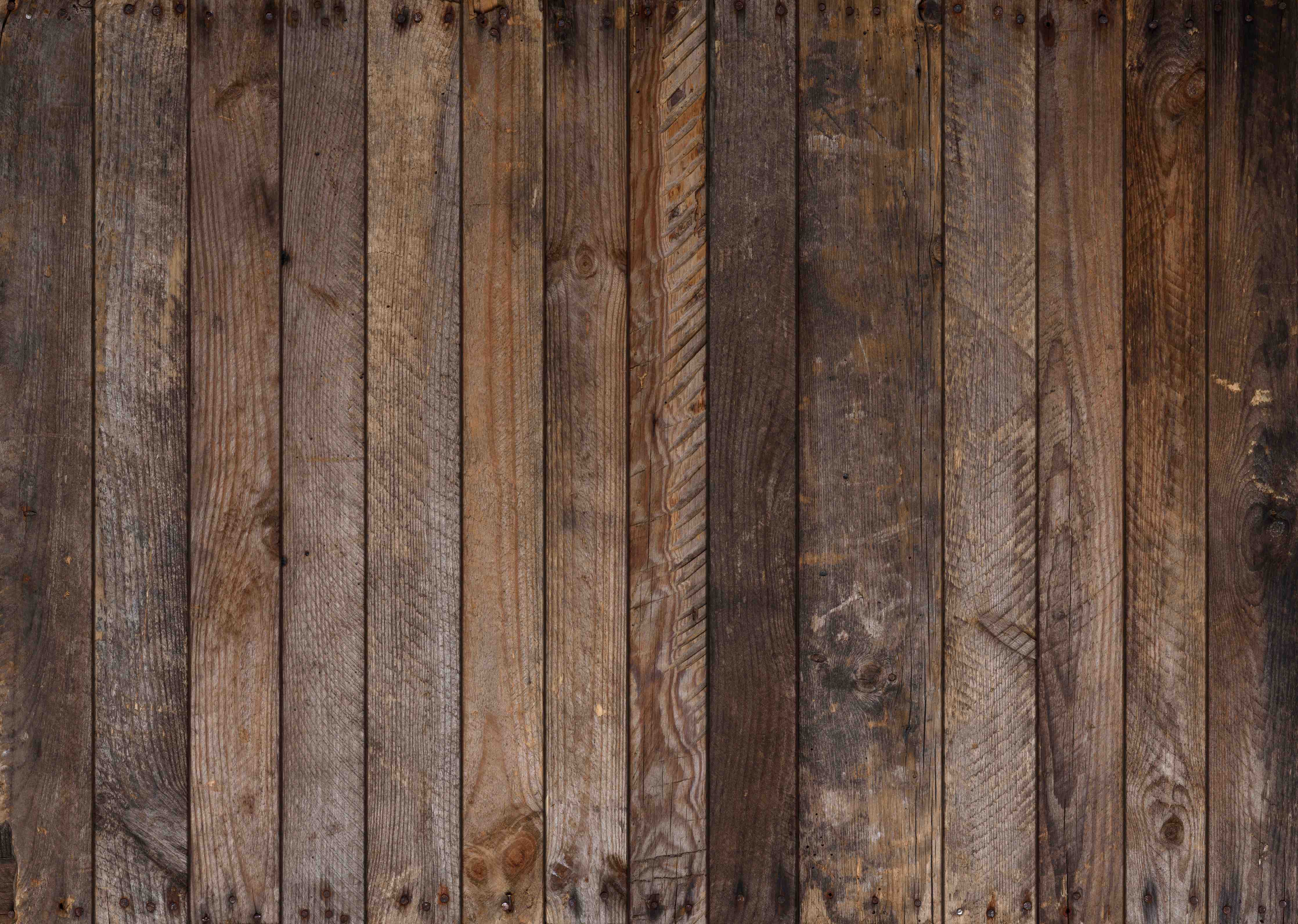 Duschrückwand-Rustikale Holzbohlen mit warmen Brauntönen und natürlicher Maserung