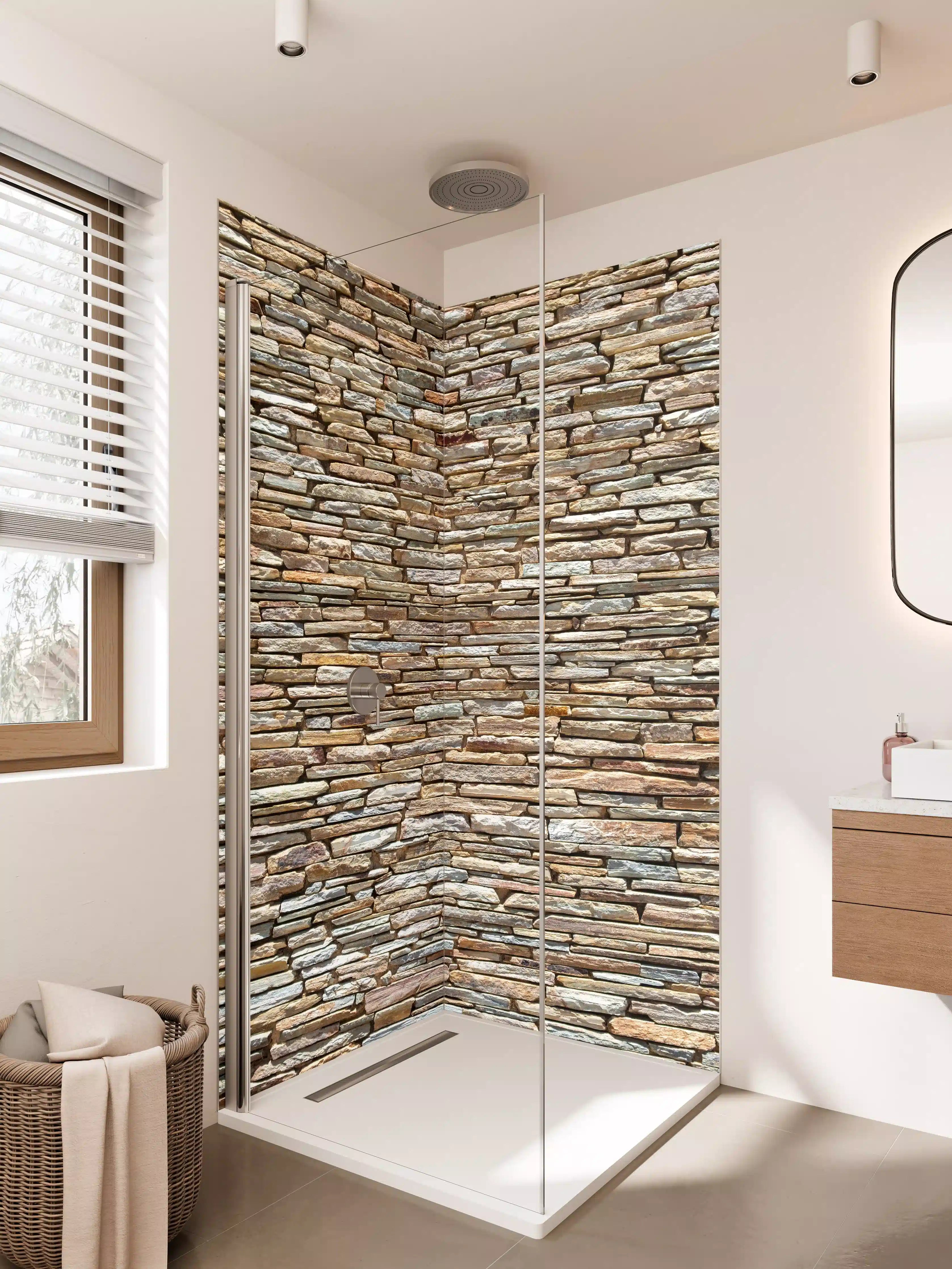 Duschrückwand - Rustikale Natursteinmauer in Brauntönen
