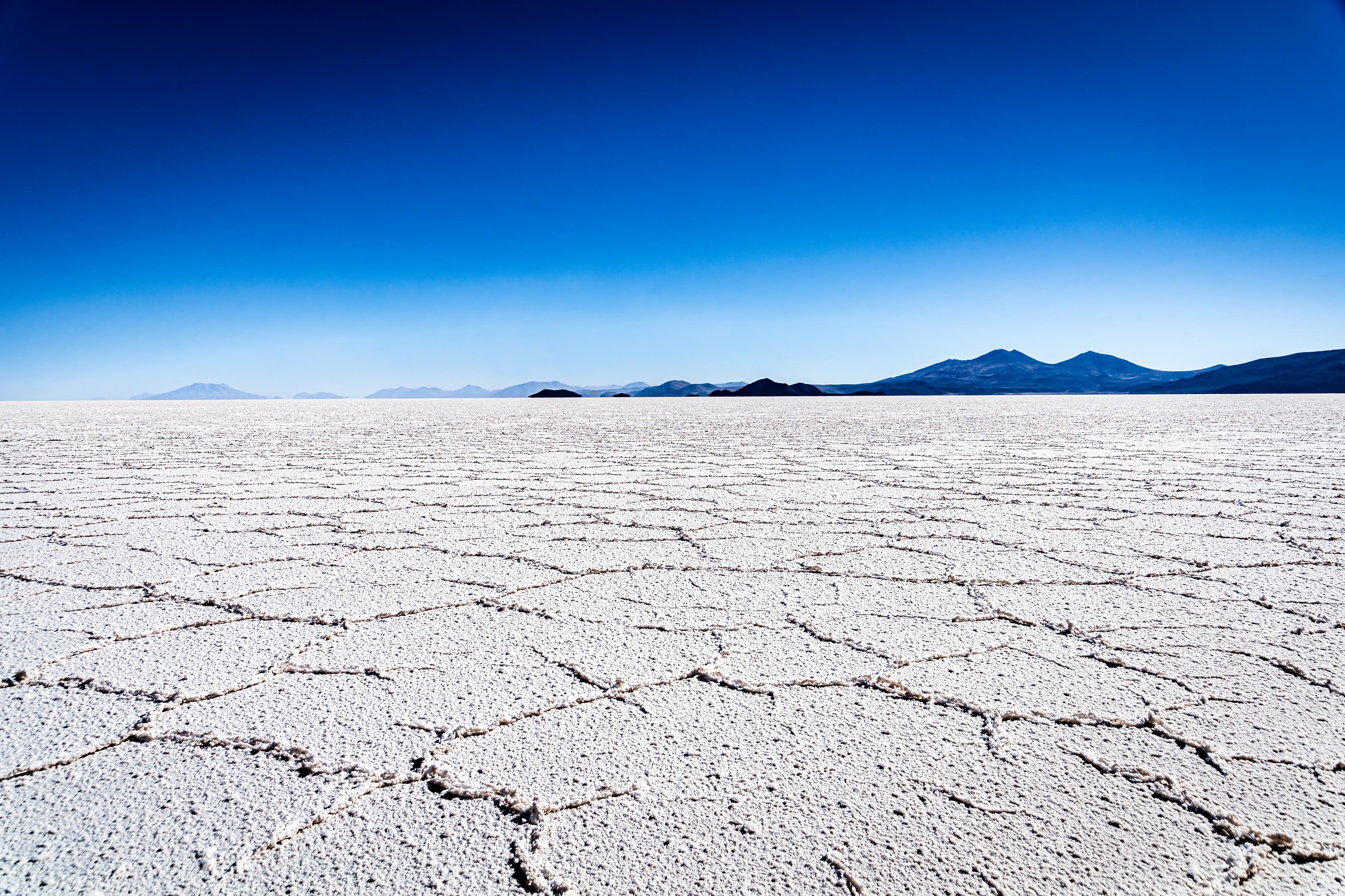 Duschrückwand-Salar de Uyuni: Weiße Salzkrusten und Himmelblau