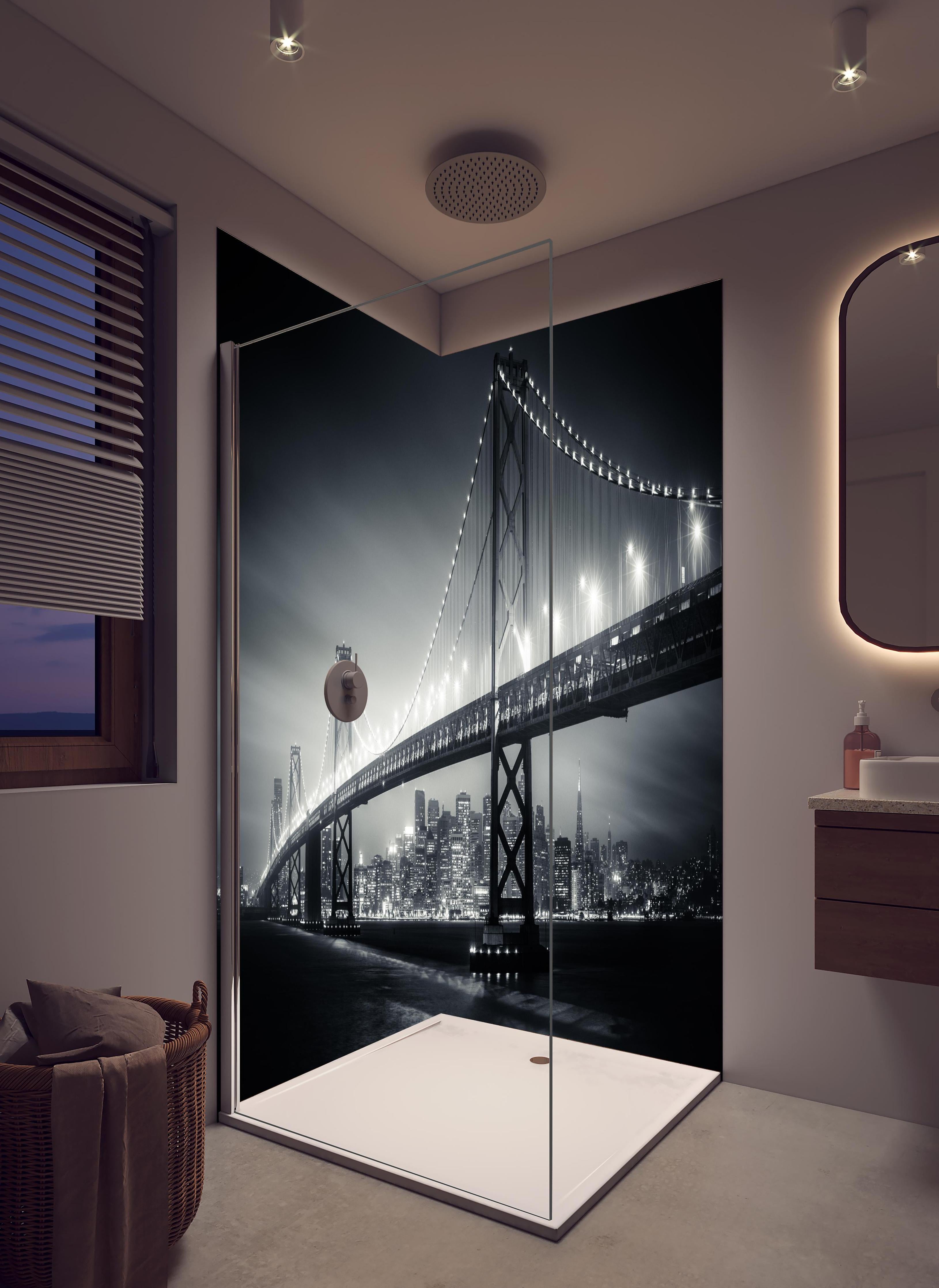 Duschrückwand - San Francisco Bay Bridge bei Nacht in hellem Badezimmer mit Regenduschkopf  - zweiteilige Eck-Duschrückwand