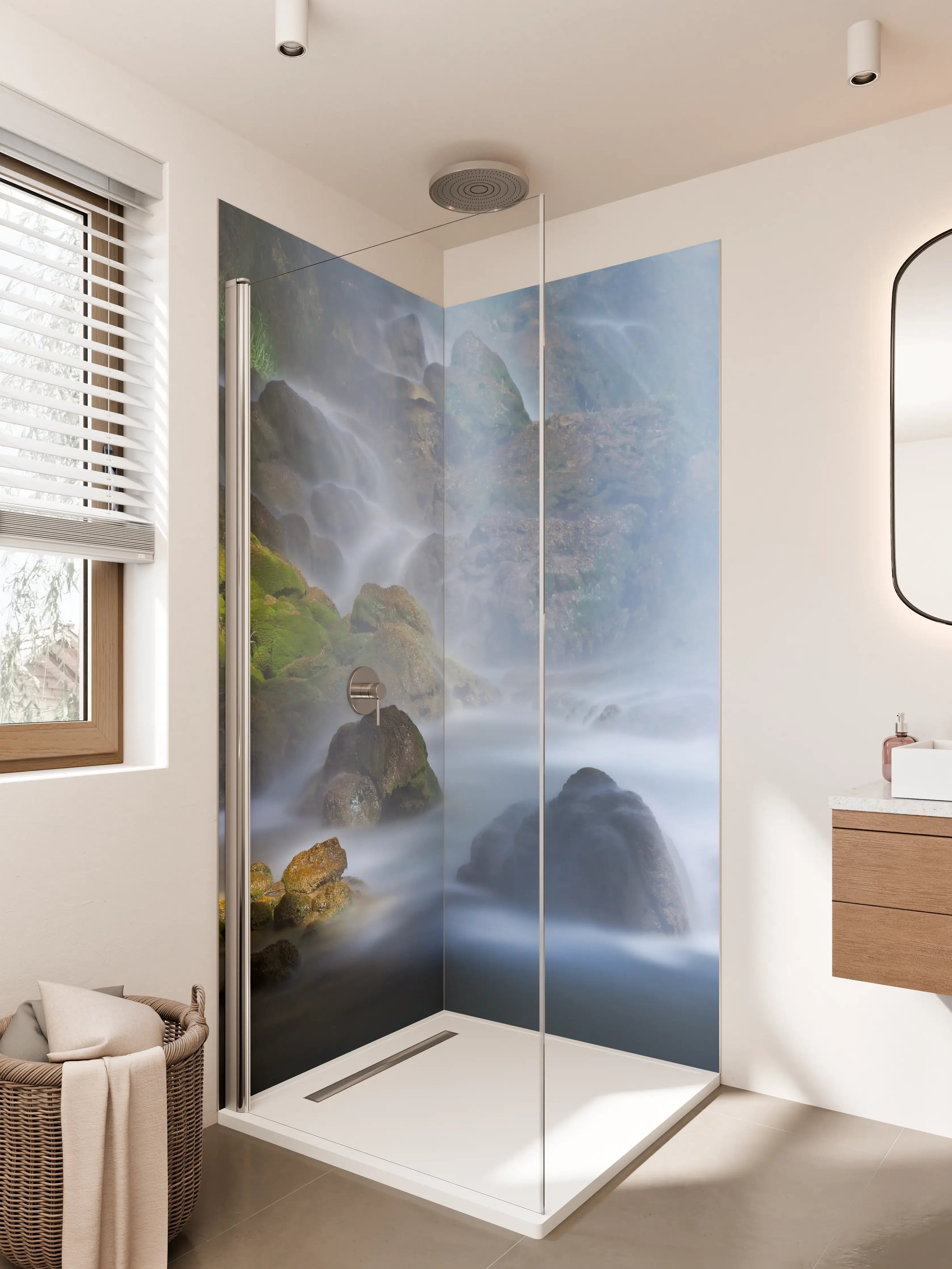 Duschrückwand - Sanfte Wasserfallkulisse mit moosbedeckten Steinen