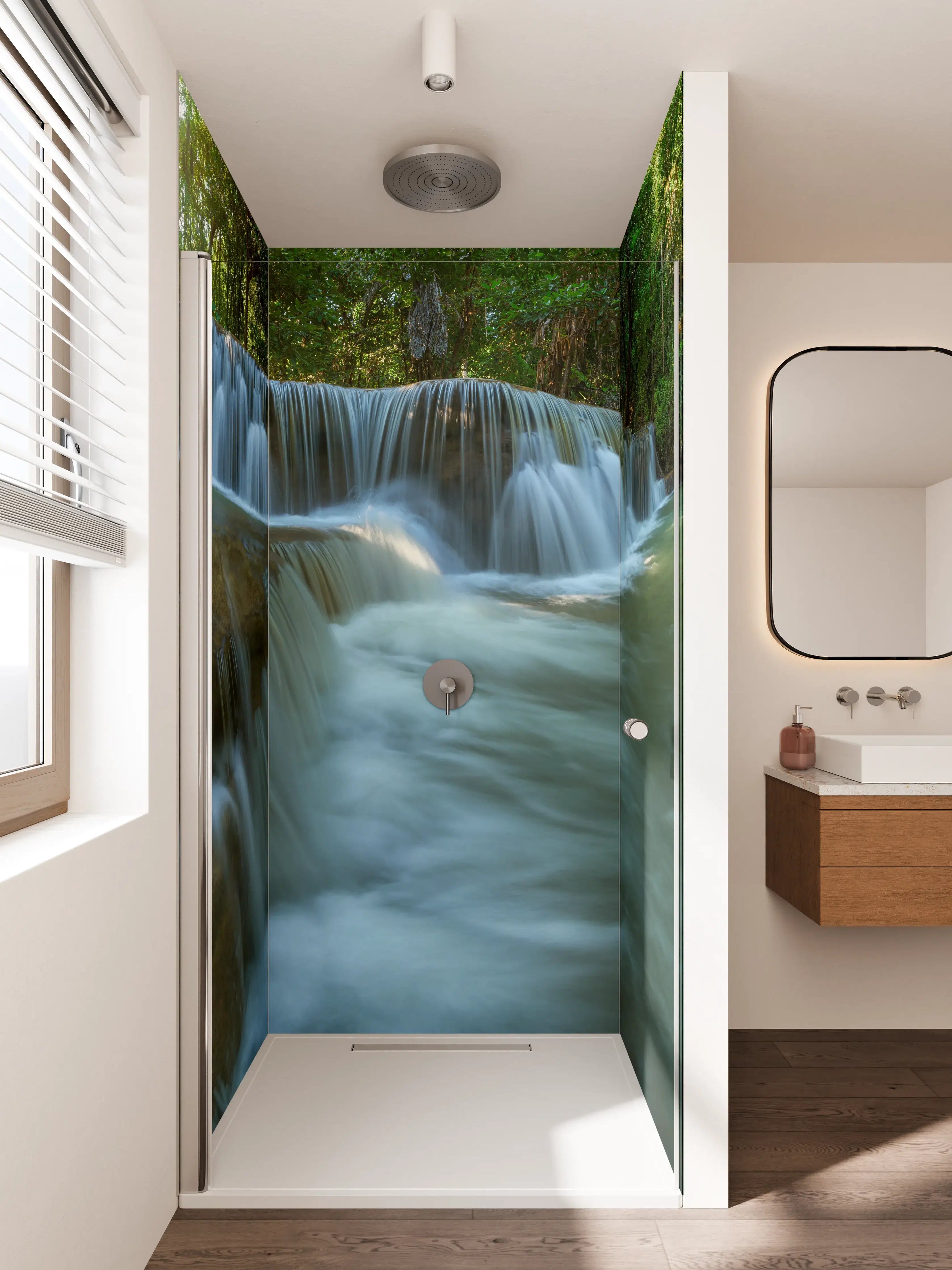 Duschrückwand - Sanfter Wasserfall im Grünen, Natur in Blau und Grün