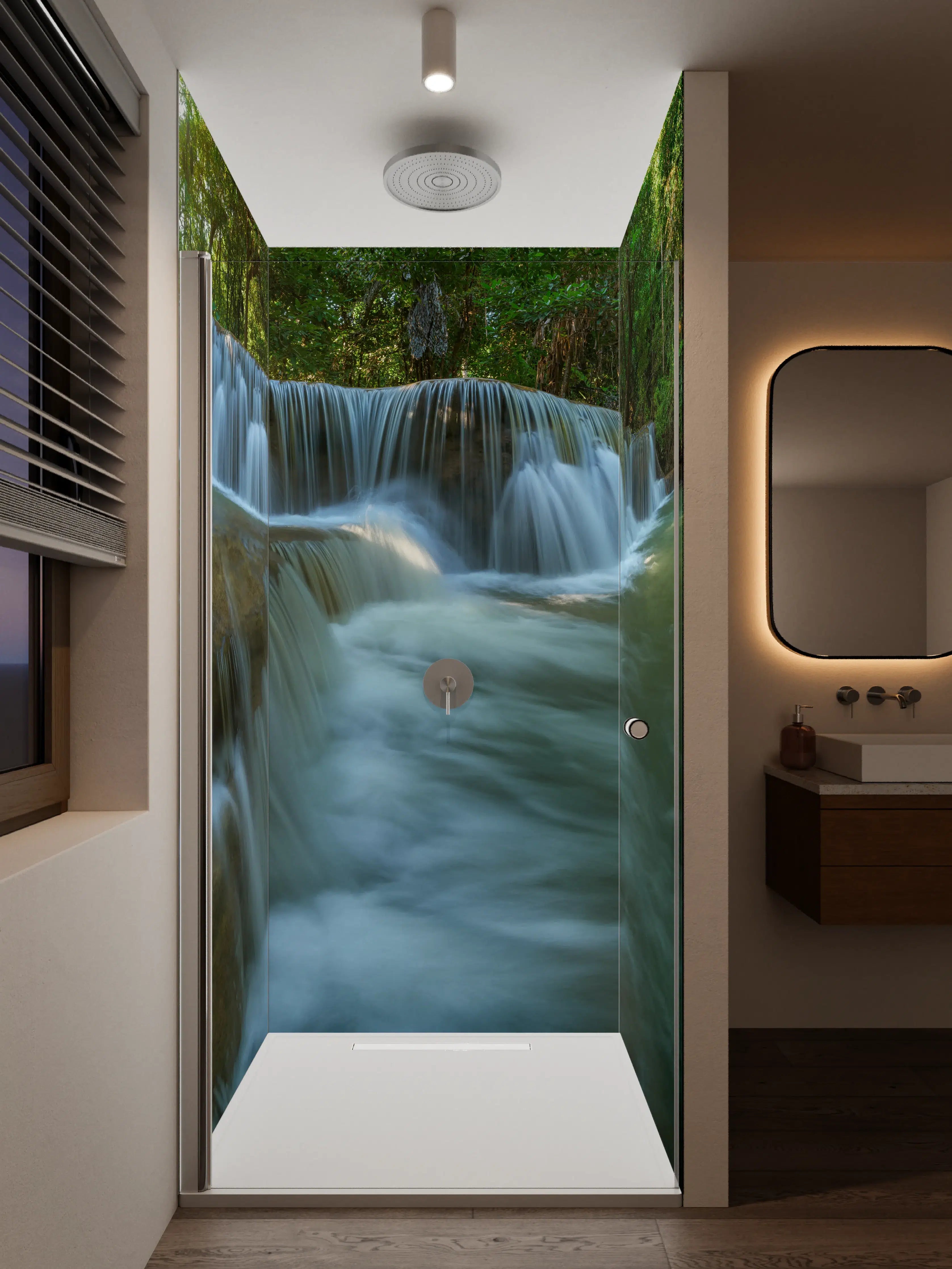 Duschrückwand - Sanfter Wasserfall im Grünen, Natur in Blau und Grün