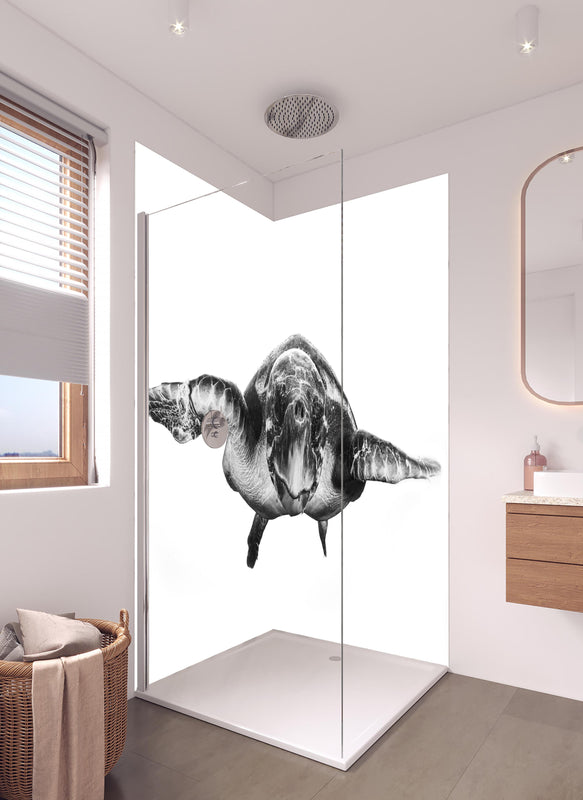 Duschrückwand - Schildkröte in hellem Badezimmer mit Regenduschkopf  - zweiteilige Eck-Duschrückwand
