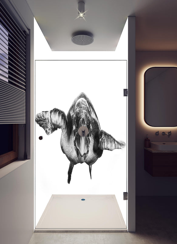 Duschrückwand - Schildkröte in hellem Badezimmer mit Regenduschkopf  - zweiteilige Eck-Duschrückwand