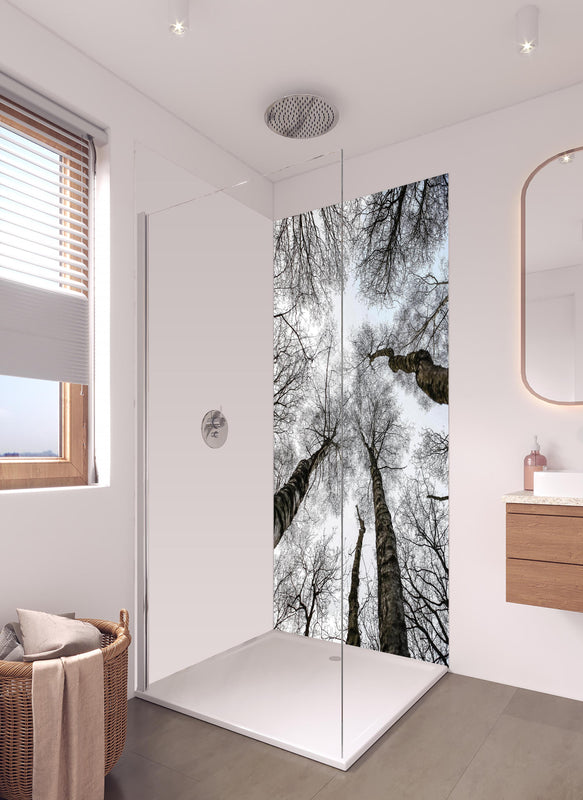 Duschrückwand - Schnee Wald in hellem Badezimmer mit Regenduschkopf  - zweiteilige Eck-Duschrückwand